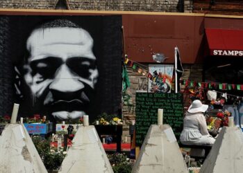 ABD’de George Floyd Meydanı’ndan kaldırılan bariyerler göstericiler tarafından tekrar kuruldu