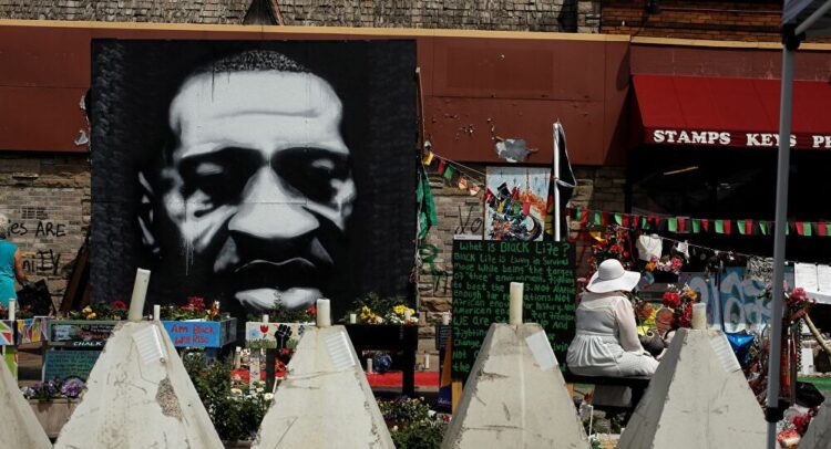 ABD’de George Floyd Meydanı’ndan kaldırılan bariyerler göstericiler tarafından tekrar kuruldu