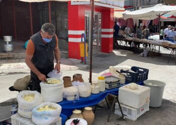 3 dil bilen rehber, pazarda peynir satıyor