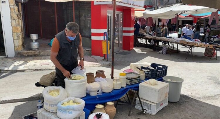 3 dil bilen rehber, pazarda peynir satıyor