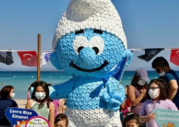 Didim’de denizden çıkarılan atıklarla Şirinler heykeli yapıldı
