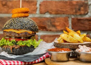 İstanbul Büyükşehir Belediyesi burgerci açtı