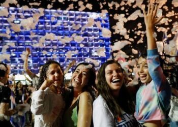 İsrailliler Netanyahu döneminin sonunu kutladı