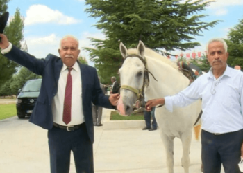 Mersin’den kırata binip Demirel’in Isparta’daki mezarına gitti