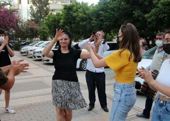 Eşinden boşandı, davul zurnayla kutladı