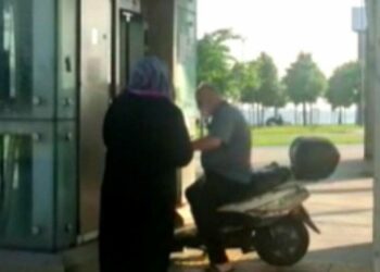 Üstgeçit asansörüne motosikletiyle bindi