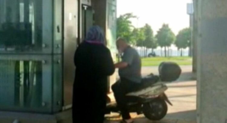 Üstgeçit asansörüne motosikletiyle bindi