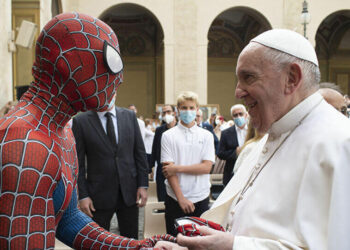 Örümcek Adam, Papa’ya maske hediye etti