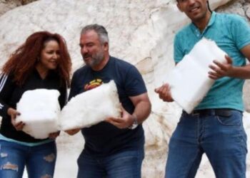 Toroslardan 80 kilo ağırlığında kar kütleleri taşıyorlar