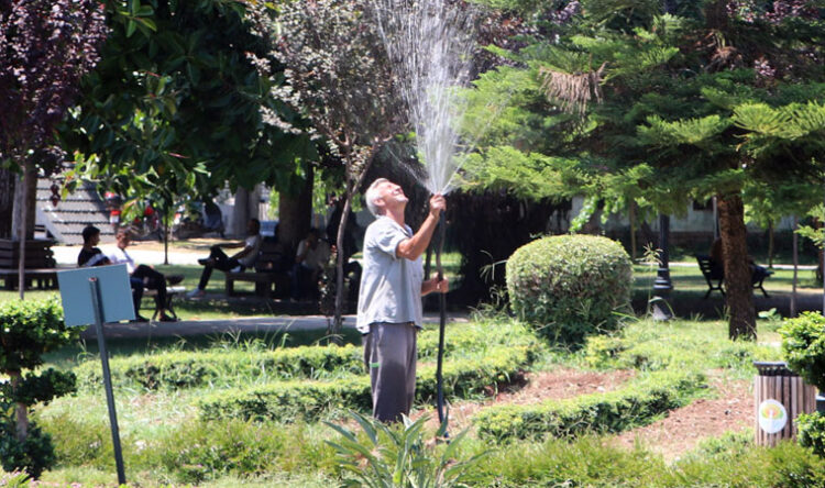 Adana’da ilginç serinleme yöntemleri başladı
