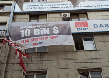 CHP İstanbul’dan “Mafyadan aylık 10 bin dolar alan siyasetçi kim?” pankartı
