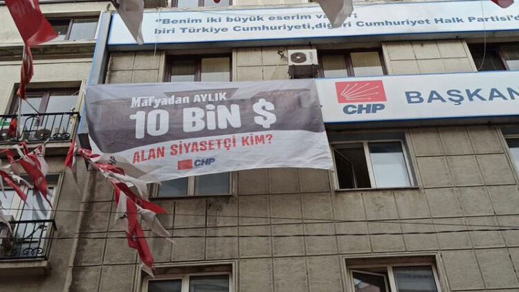 CHP İstanbul’dan “Mafyadan aylık 10 bin dolar alan siyasetçi kim?” pankartı