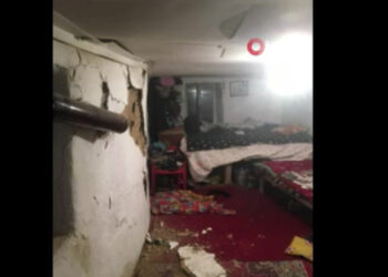 Deprem nedeniyle bazı köy evlerinde hasar oluştu