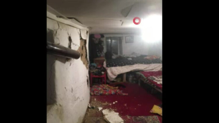 Deprem nedeniyle bazı köy evlerinde hasar oluştu