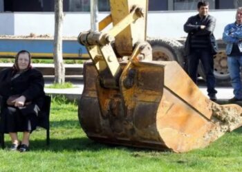 İnşaata karşı kepçenin önüne oturmuştu: Kıymet Teyze Parkı yapılıyor