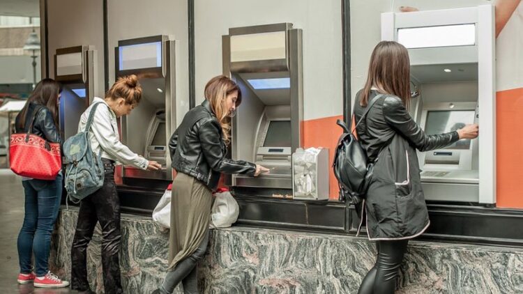 Sizin de başınıza gelebilir: ATM’den 30 lira çekti, 7 bin lirası gitti!