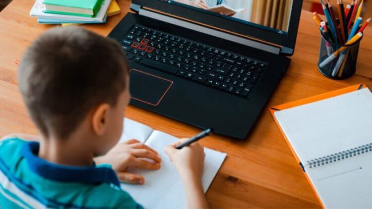 Uzaktan eğitimde öğrenciler ve öğretmenler yalnız bırakıldı