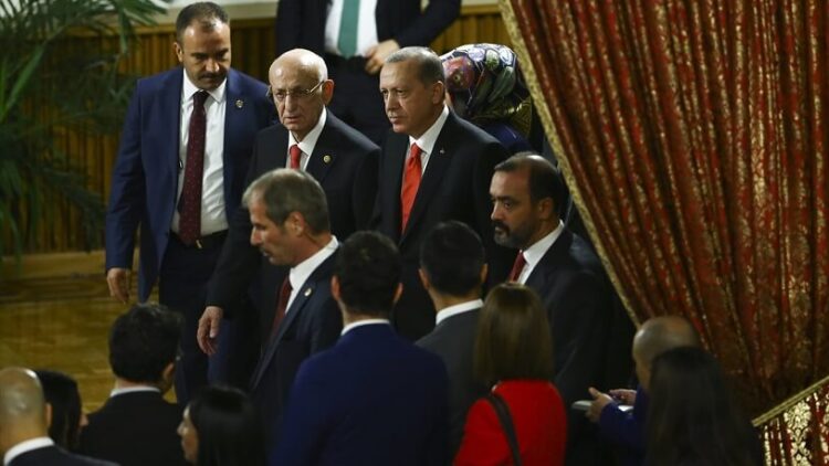 AKP’li eski vekilin dikkatini çekti: Hiçbir gazeteci Erdoğan’a bunu soramadı…