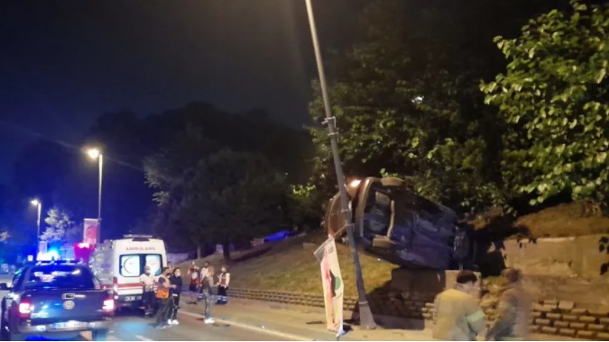 Kaza yapan araç aydınlatma direğinde asılı kaldı