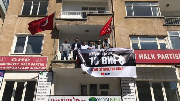 CHP’den ’10 bin dolar alan siyasetçi kim?’ pankartı