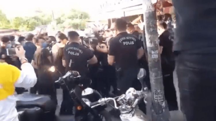 ‘Baskı, sömürü, mafya iktidarına son’ açıklamasında polis müdahalesi: Ahmet Şık darp edildi