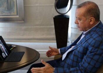 İsmail Saymaz: ‘Bakan Erdoğan’ı memnun etmek için gülünçleşiyor’