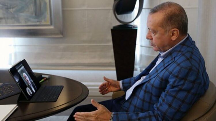 İsmail Saymaz: ‘Bakan Erdoğan’ı memnun etmek için gülünçleşiyor’