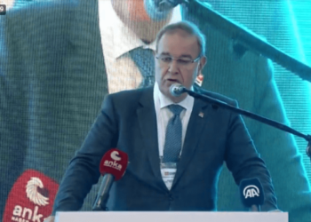 Faik Öztrak: Siyasi yüzsüzlüğün kitabını yazdılar, zübüklüğün zirvesi…