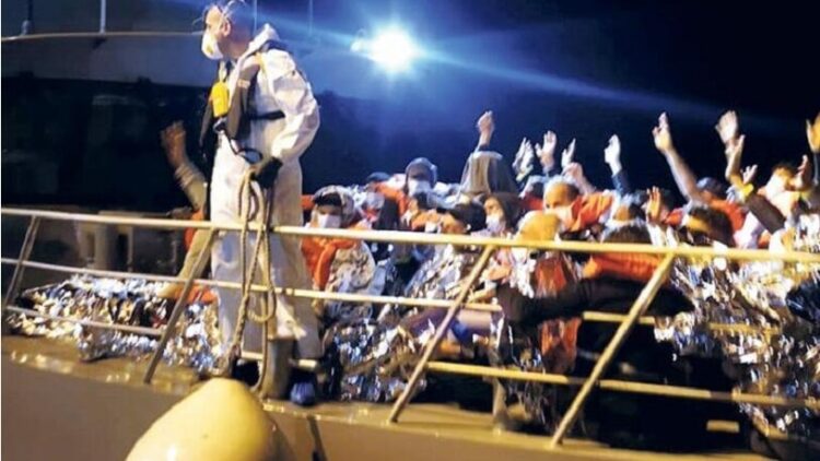 Türk kaptan 97 göçmeni kurtardı: Göçmenler isyana kalkıştı!