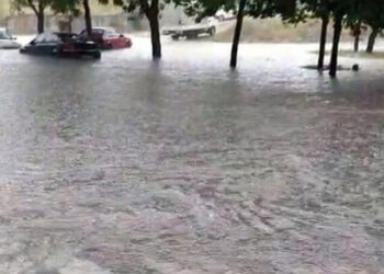 İstanbul’da sağanak yağış: Tramvay seferleri durdu, trafik kilitlendi