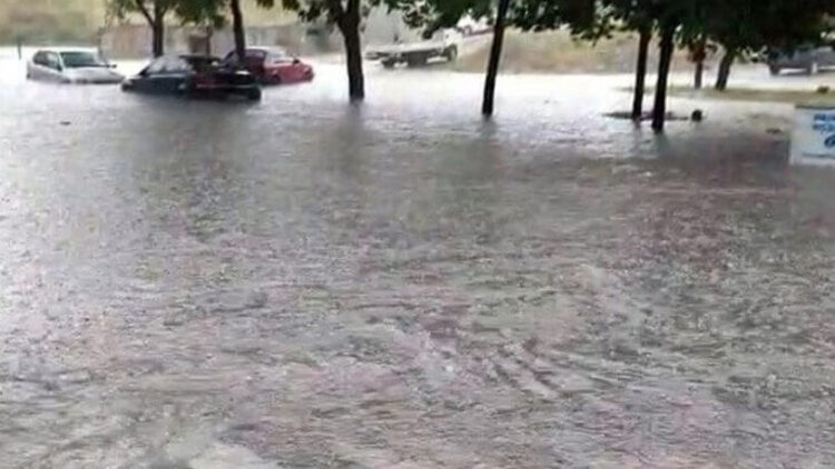 İstanbul’da sağanak yağış: Tramvay seferleri durdu, trafik kilitlendi