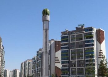 Tartışmalı ‘karpuz’ heykeli, baz istasyonuna yerleştirildi