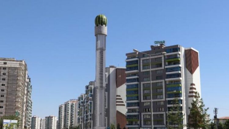 Tartışmalı ‘karpuz’ heykeli, baz istasyonuna yerleştirildi