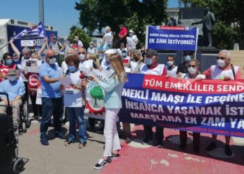 Emekliler Kadıköy Rıhtım’dan seslendi: Böyle bir yaşama mahkum değiliz