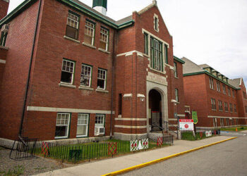 Dünya toprak altından çıkan 215 çocuk cesedini konuşuyor