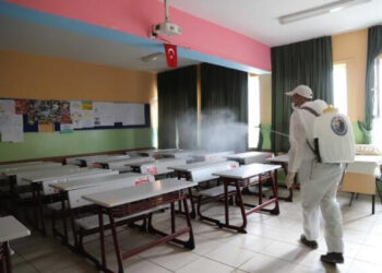 Kartal Belediyesi yüz yüze eğitim için okulları dezenfekte ediyor