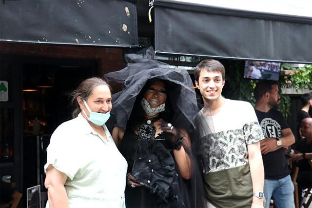 Herkes Bülent Ersoy’a benzetti… Fotoğraf için sıraya girdiler