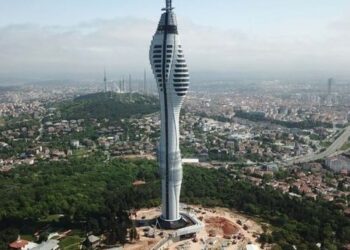 Çamlıca Kulesi’nin ‘örümcek adamları’: Ziyaretçiler fotoğraf çektirmek için yarışıyor