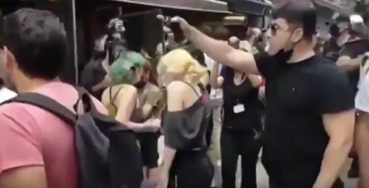 Taksim’de 19. Onur Yürüyüşü’nde polisten talimat