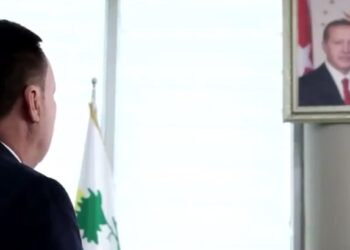 AKP’li belediye başkanından Erdoğan portresi önünde saygı duruşu