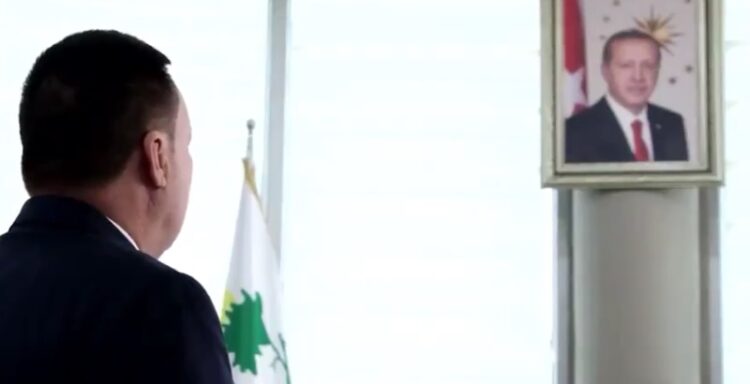 AKP’li belediye başkanından Erdoğan portresi önünde saygı duruşu