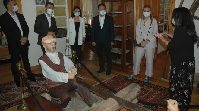 Babacan’dan İzmir’de cemevi ziyareti