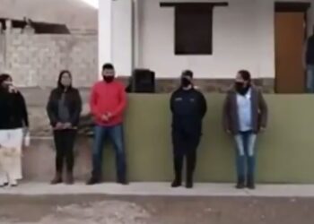 Arjantin’de belediye başkanı konuşma yaparken üzerine köpek işedi