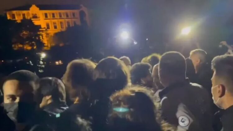 Polis gece yarısı Boğaziçilileri kampüsten zorla çıkardı