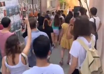 Gaz bombasına tepki gösteren mahalleliye hakaret ve evinde gözaltı