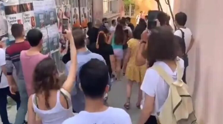 Gaz bombasına tepki gösteren mahalleliye hakaret ve evinde gözaltı