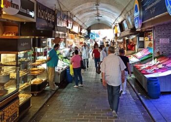 Pandemi yasaklarının kalkmasıyla umutlanan balıkçı esnafını müsilaj etkiledi