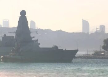 HMS Defender isimli gemi Sarayburnu Limanı’na demirledi.