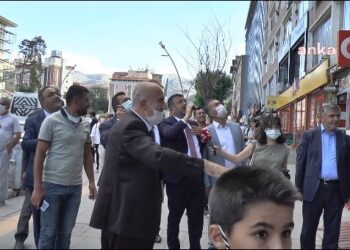 CHP’li Veli Ağbaba, esnafın sesini duyurmak için mikrofonla caddeye indi