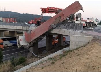 Gebze’de bir tır viyadükte askılı kaldı